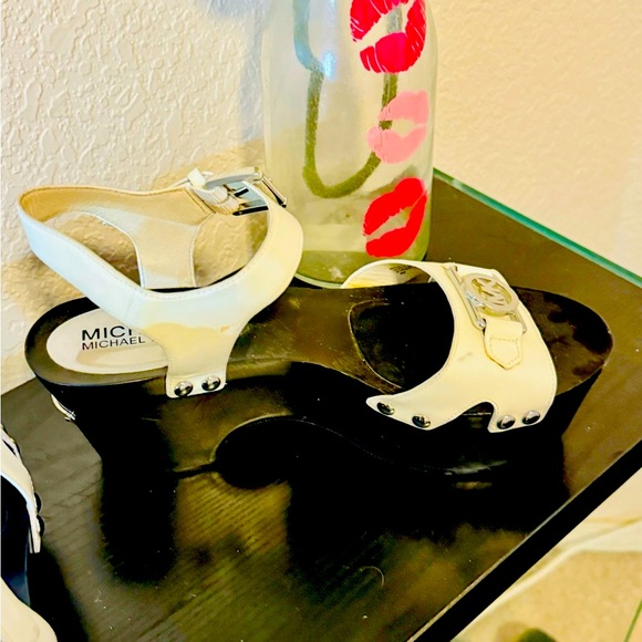 Authentic “ MICHAEL KORS “ Sandals size 7M - Picture 3 of 15